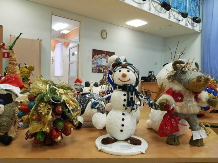 Елку в Кузнечиках украсили игрушками, представленными на конкурс «Мастерская Деда Мороза»