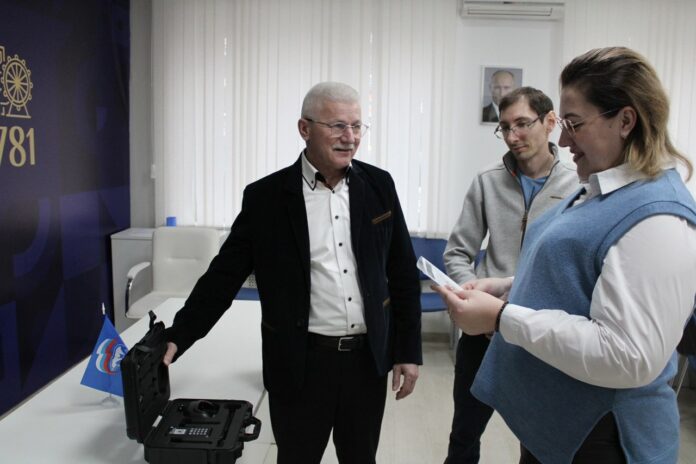 Депутат Мособлдумы  передал супруге бойца детектор дронов «Булат»