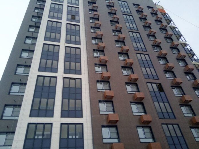 Завершается строительство дома для переселенцев из аварийного фонда