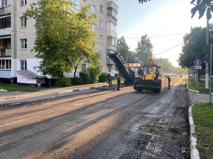 К ремонту проезжей части улицы Театральной приступили в Климовске