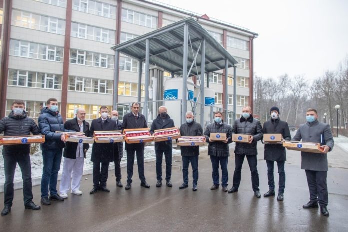 Гранаты и чай передали медикам ковид‑больницы в Подольске