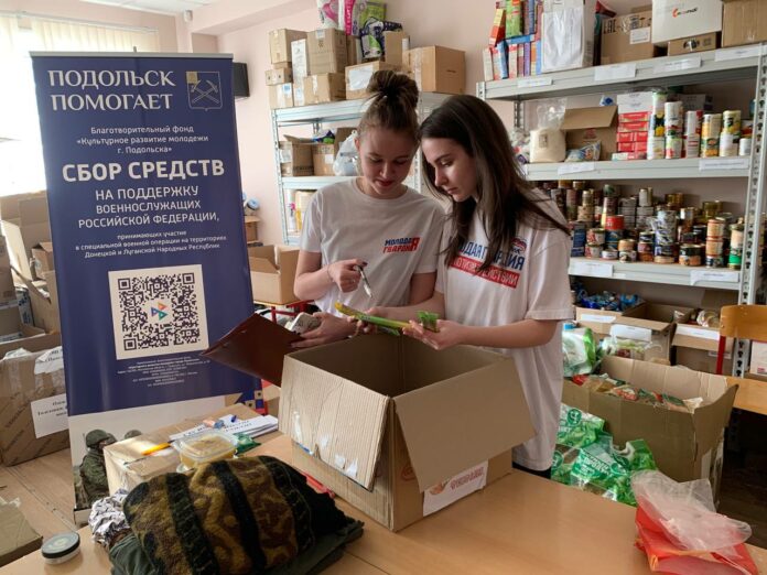 Молодогвардейцы продолжают работу в Волонтёрском центре.