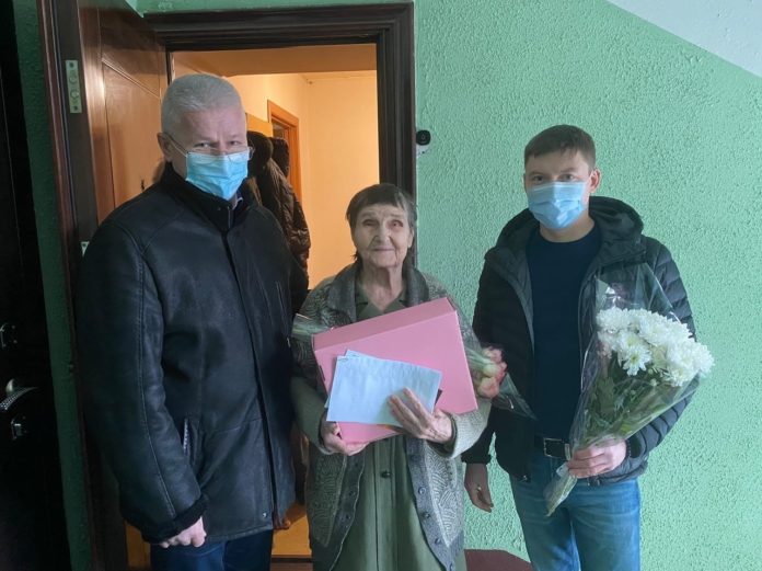 Депутаты поздравили ветерана труда