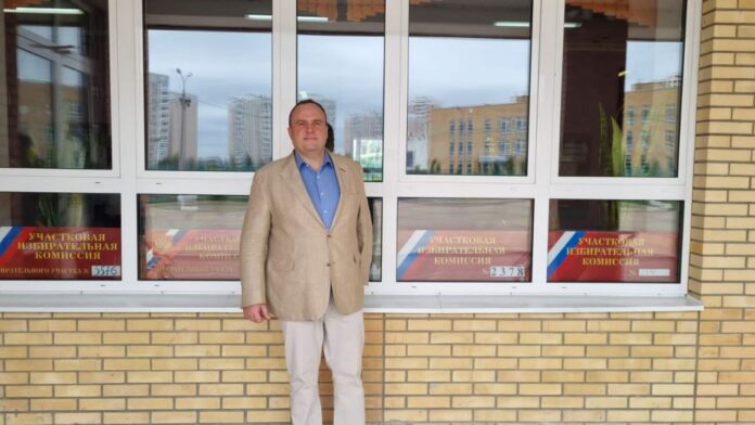 Депутат Горсовета Евгений Исаев проголосовал на выборах в электронном виде