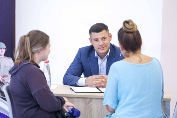 Григорий Артамонов встретился с жителями микрорайона Южный