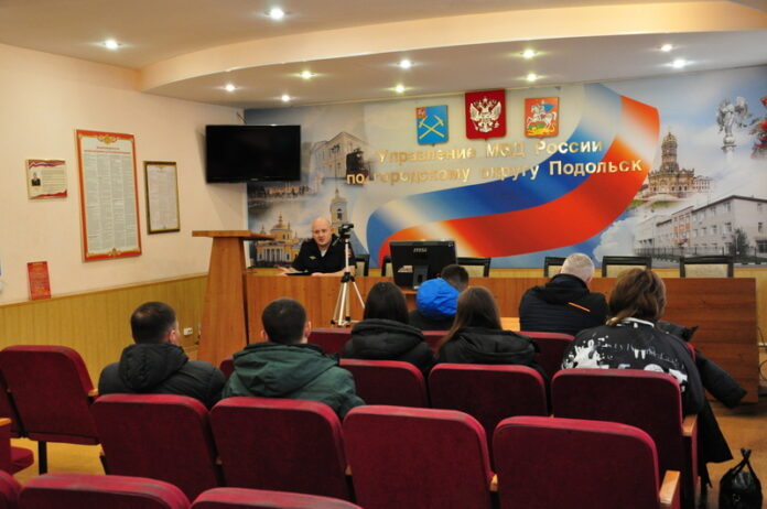 В Подольске полицейские провели День открытых дверей для школьников