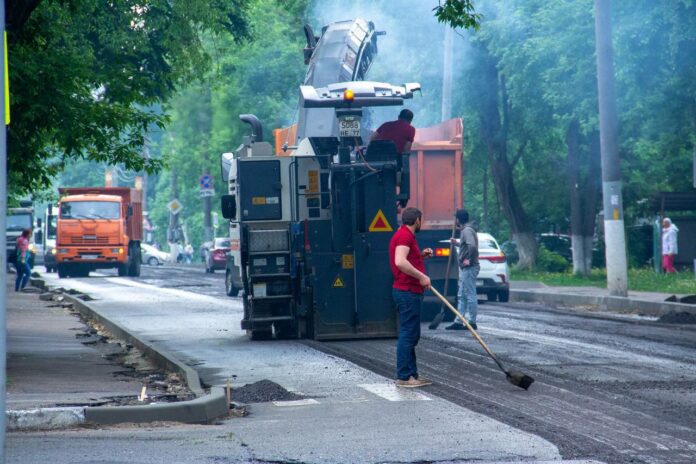 Секретарь местного отделения партии «Единая Россия» Дмитрий Жариков проверил ход ремонта дороги на улице...