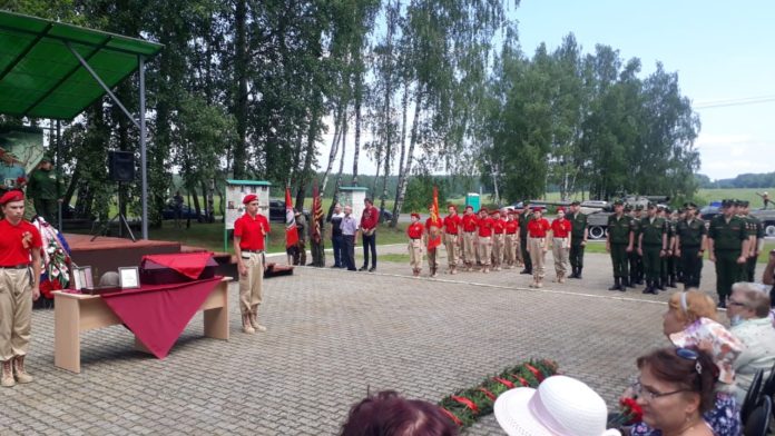 Вещи погибшего защитника Родины передали на территории мемориала в Кузовлево