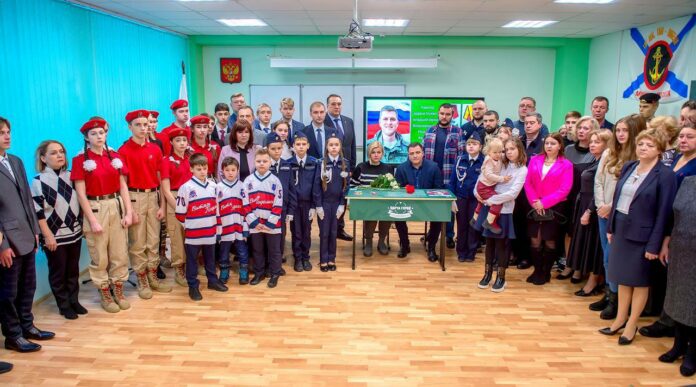 Открыли «Парту Героя» и музейную экспозицию в честь участника спецоперации в его родной школе...