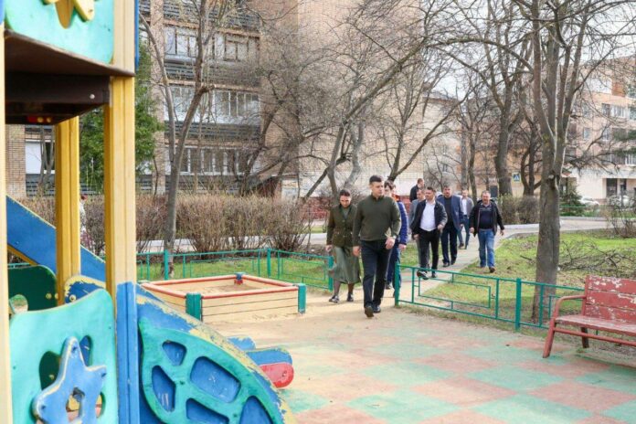 Секретарь подольского отделения партии «Единая Россия» провел обход на Октябрьской площади мкр. Климовск