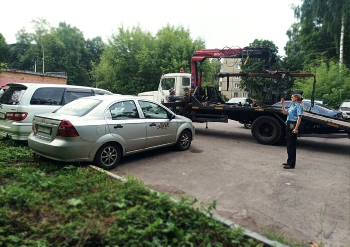 За неуплату налогов судебные приставы изъяли автомобиль у жителя Подольска