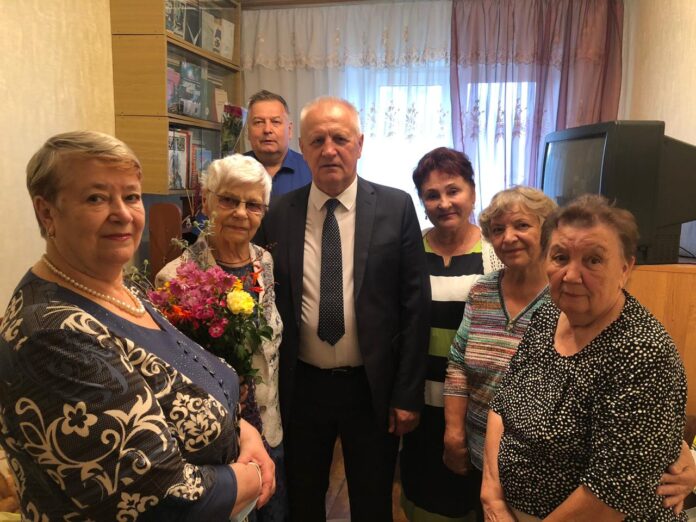 Жительница поселка Дубровицы Зоя Борисовна Комарова принимала поздравления с 90-летием