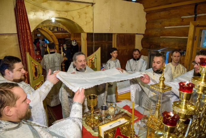 Информируем подольчан: чин освящения престола в храме Царственных страстотерпцев совершил протоиерей Олег Сердцев