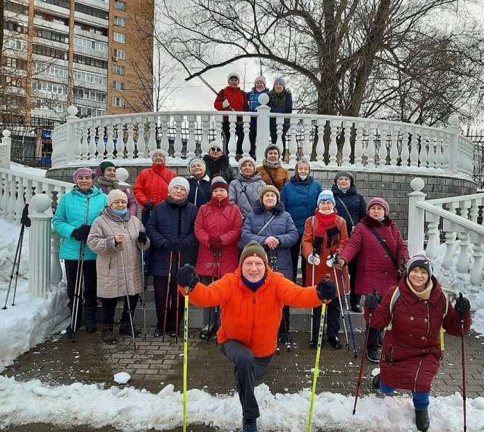 Занятия по скандинавской ходьбе по проекту «Активное долголетие» снова проходят в парке им. Талалихина