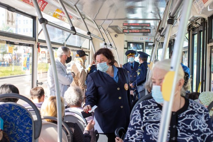 Рейды по соблюдению масочного режима в общественном транспорте продолжаются