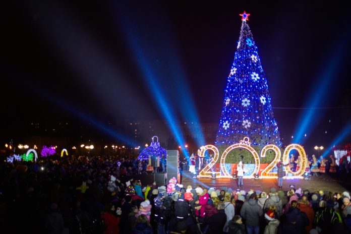 На главной елке округа 22 декабря зажглись новогодние огни