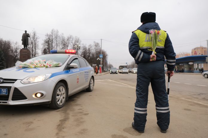 Автоинспекторы поздравили подольских автоледи с 8 марта
