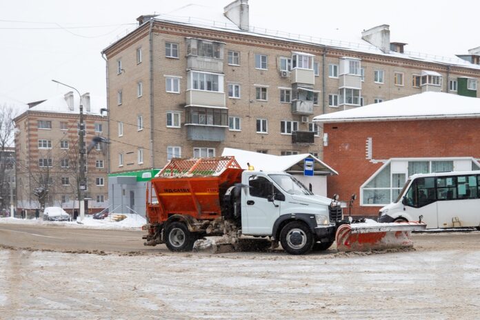 Вопрос зимнего содержания улично-дорожной сети рассмотрели в администрации округа