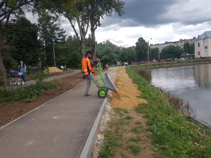 Благоустройство на территории водоема «Южный» продолжается