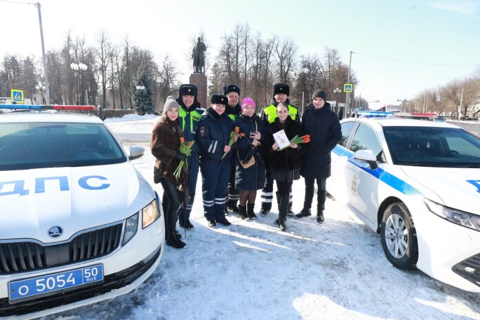 Сотрудники Госавтоинспекции и Администрации г.о. Подольск провели акцию «Букет для автоледи»