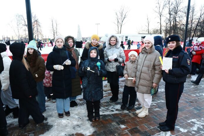 Подмосковные полицейские провели профилактическую акцию «Безопасная зима» в одном из парков Подольска
