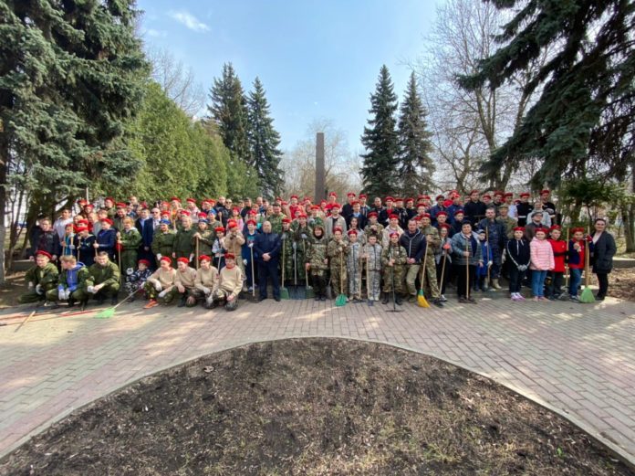 Свыше 130 юнармейцев приняли участие в субботнике в сквере Дома культуры ЗиО