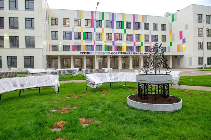 Глава округа проконтролировал готовность к открытию школы на Армейском проезде