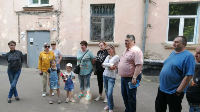 Депутат Горсовета провел встречу с жителями во дворе своего избирательного округа