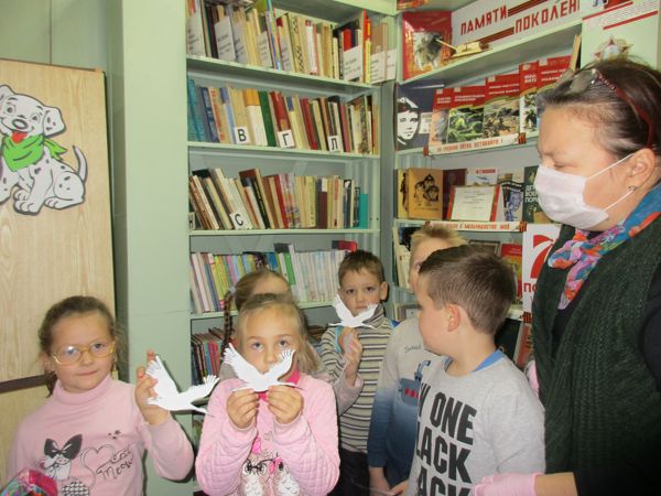 Юные читатели библиотеки № 12 приняли участие в празднике «Белые журавли»