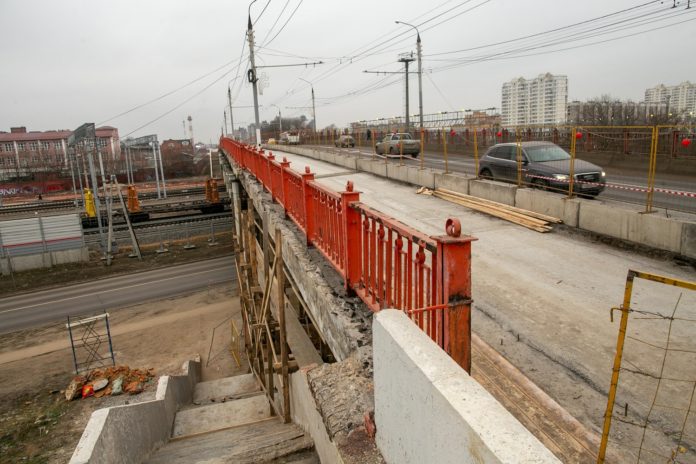 На улице Комсомольской продолжается ремонт путепровода