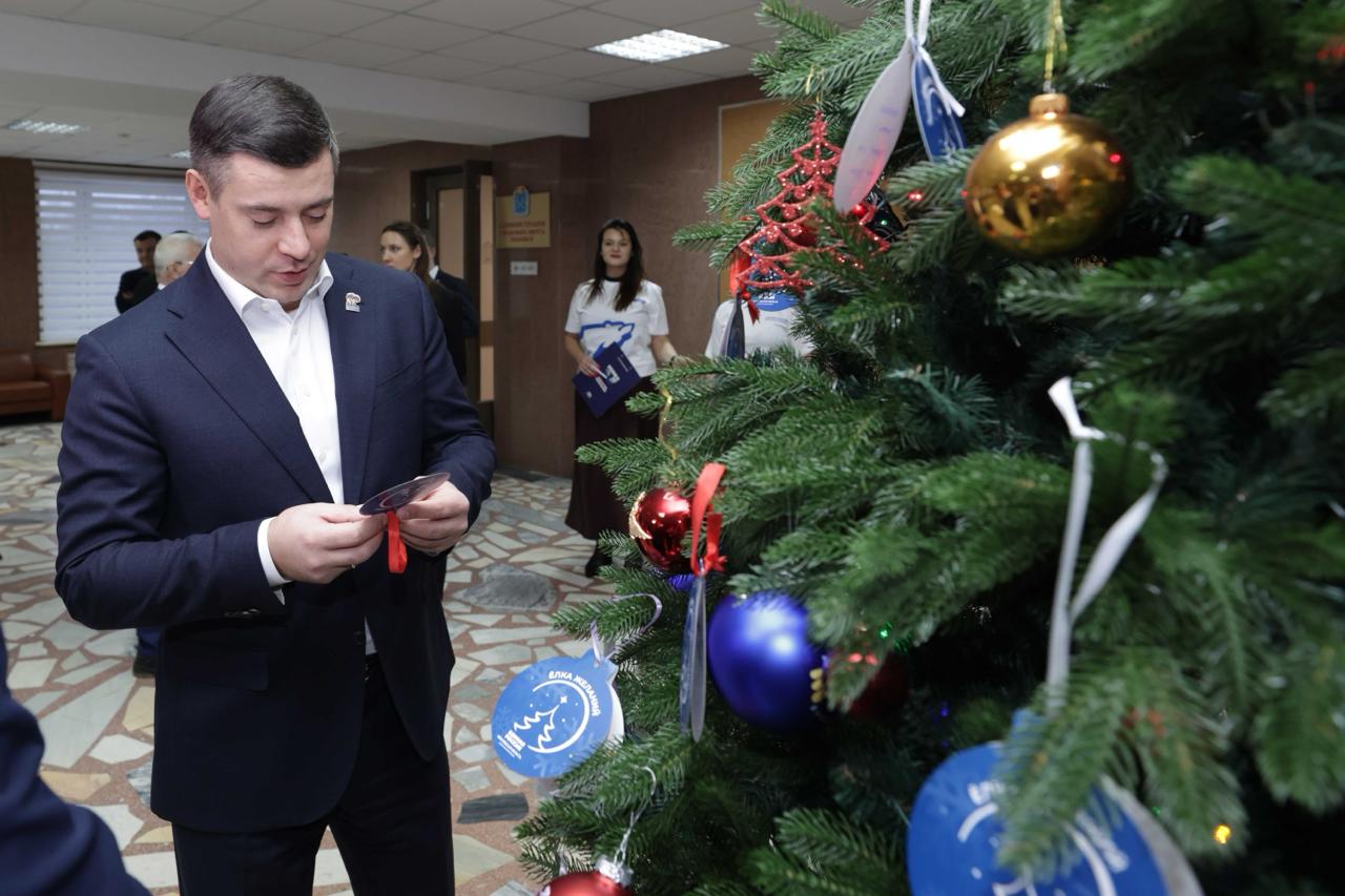 Секретарь местного отделения «Единой России» Григорий Артамонов принял участие во Всероссийской акции «Ёлка желаний»