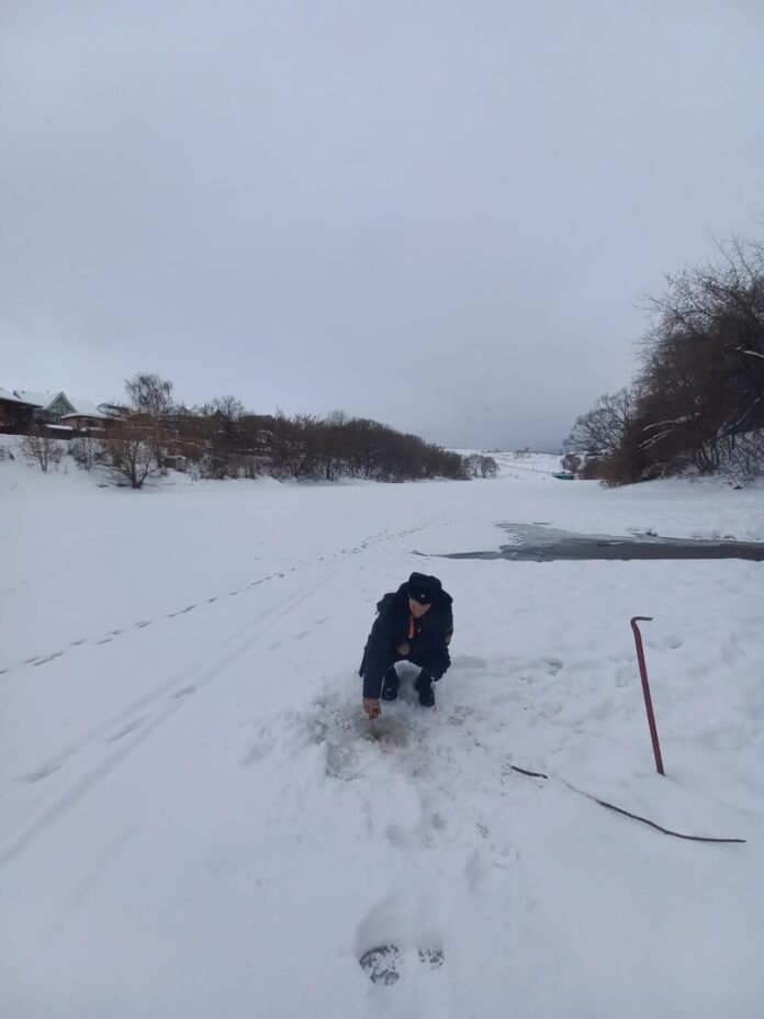 Замеры толщина льда на реках Большого Подольска продолжаются