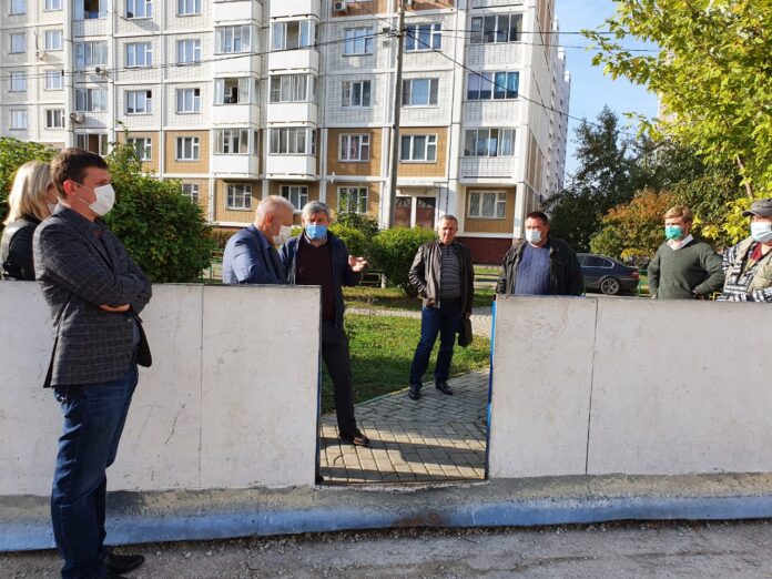 Работу по заливке хоккейной коробки в микрорайоне Кузнечики поручили провести управляющим компаниям