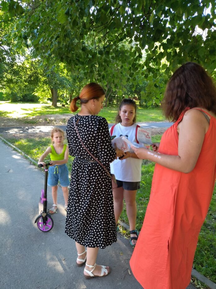 Профилактическое мероприятие по безопасности на железной дороге провели среди жителей микрорайона Львовский Большого Подольска