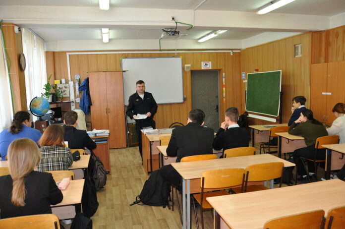 В Подольске сотрудники полиции провели акцию «Служба в полиции – это призвание!»