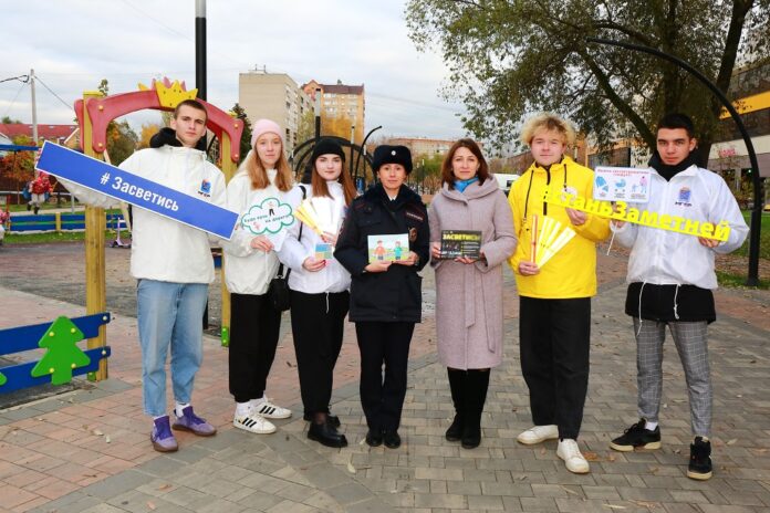 В Подмосковье автоинспекторы и активисты молодёжных организаций проводят правовые ликбезы по детской безопасности