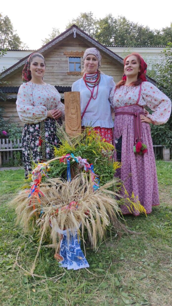 Фольклорный праздник «Яблочный спас» провели в Русском музее обрядов и быта