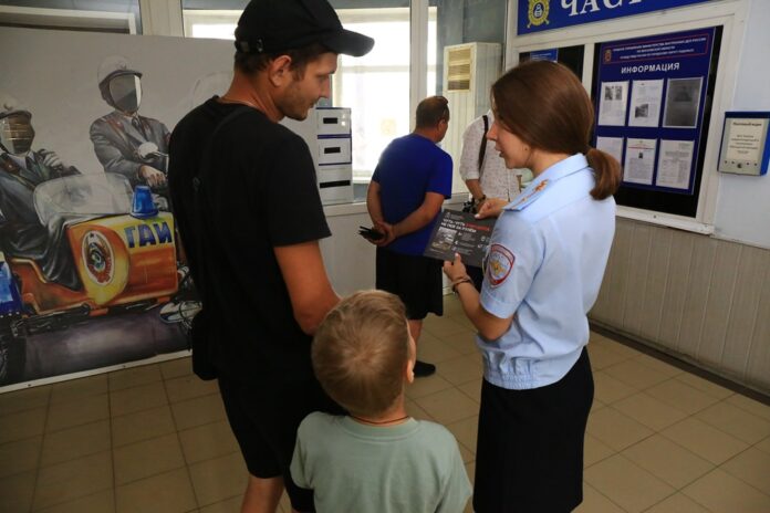 Автоинспекторы провели информационно-разъяснительные беседы с посетителями  автозаправочных комплексов и  отдела Госавтоинспекции ...