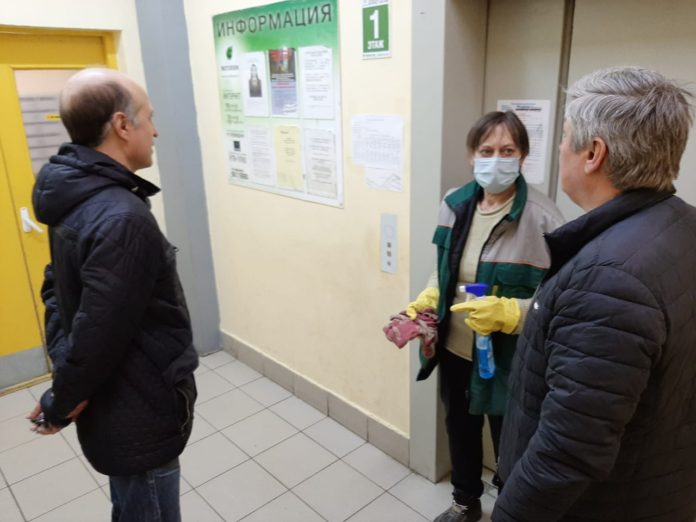 Качество и своевременность дезинфекционной обработки подъездов проверили в мкр. Кузнечики