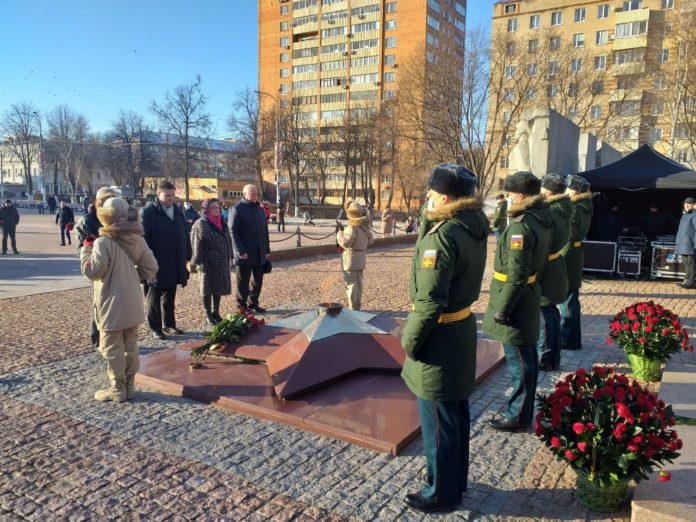Глава округа возложил цветы в честь 79-й годовщины контрнаступления советских войск в битве под...