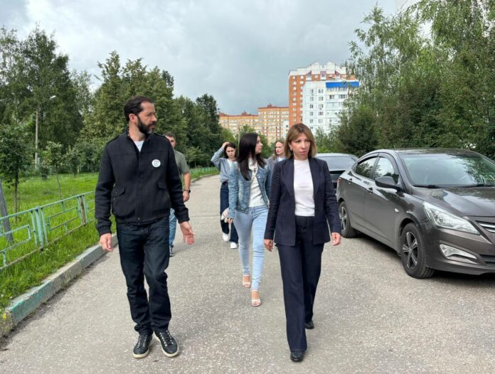Зам.главы округа Анжела Студеникина провела обход микрорайона Силикатная