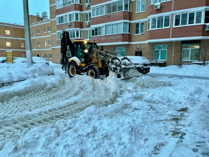 Дополнительную технику привлекают к уборке дворов от снега