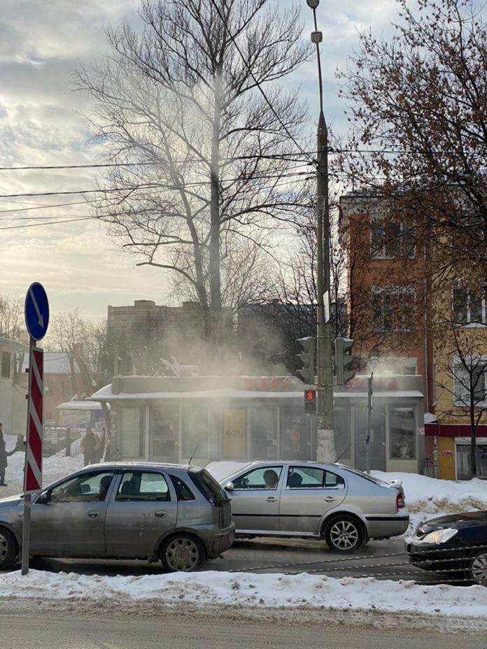 Огнеборцы потушили пожар в торговой палатке