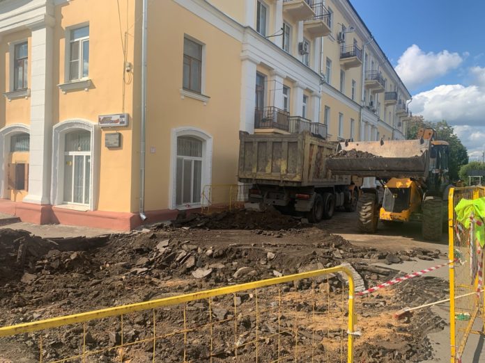 Ведутся работы по ремонту тротуаров вдоль проезжей части улицы Победы в Климовске