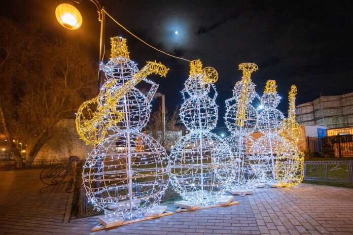 В Городском округе Подольск устанавливают новогодние световые фигуры и украшения