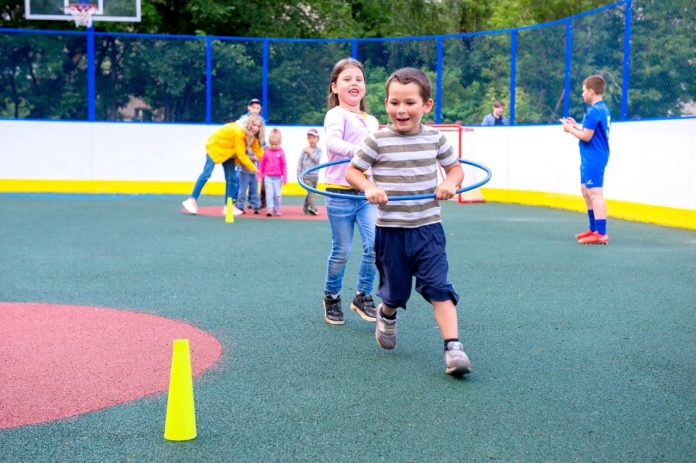 В микрорайоне Парковый открыли универсальную спортивную площадку