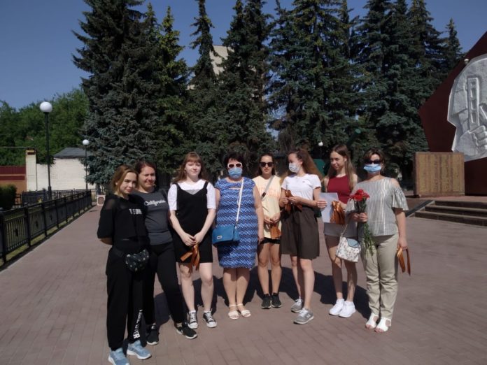 Активисты МЦ «Максимум» возложили цветы к Братской могиле в микрораоне Климовск