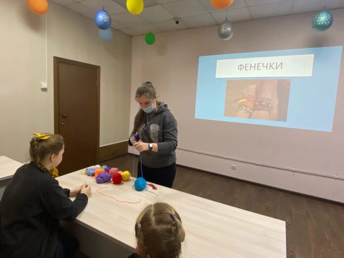В подольском МЦ «Ровесник» прошел мастер-класс по плетению фенечек