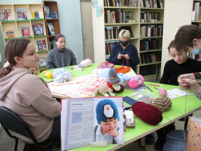В библиотеке № 5 собрались любители вязания техникой амигурами