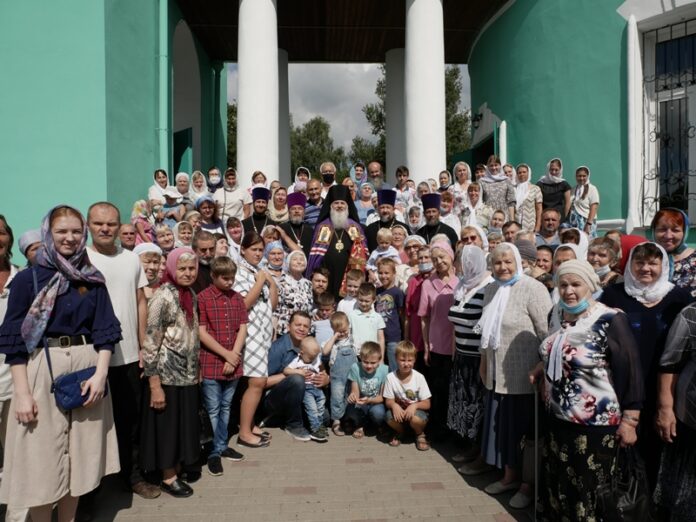 Торжественные меропреятия в память тридцатилетия возобновления приходской жизни состоялись в Троицком храме деревни Коледино